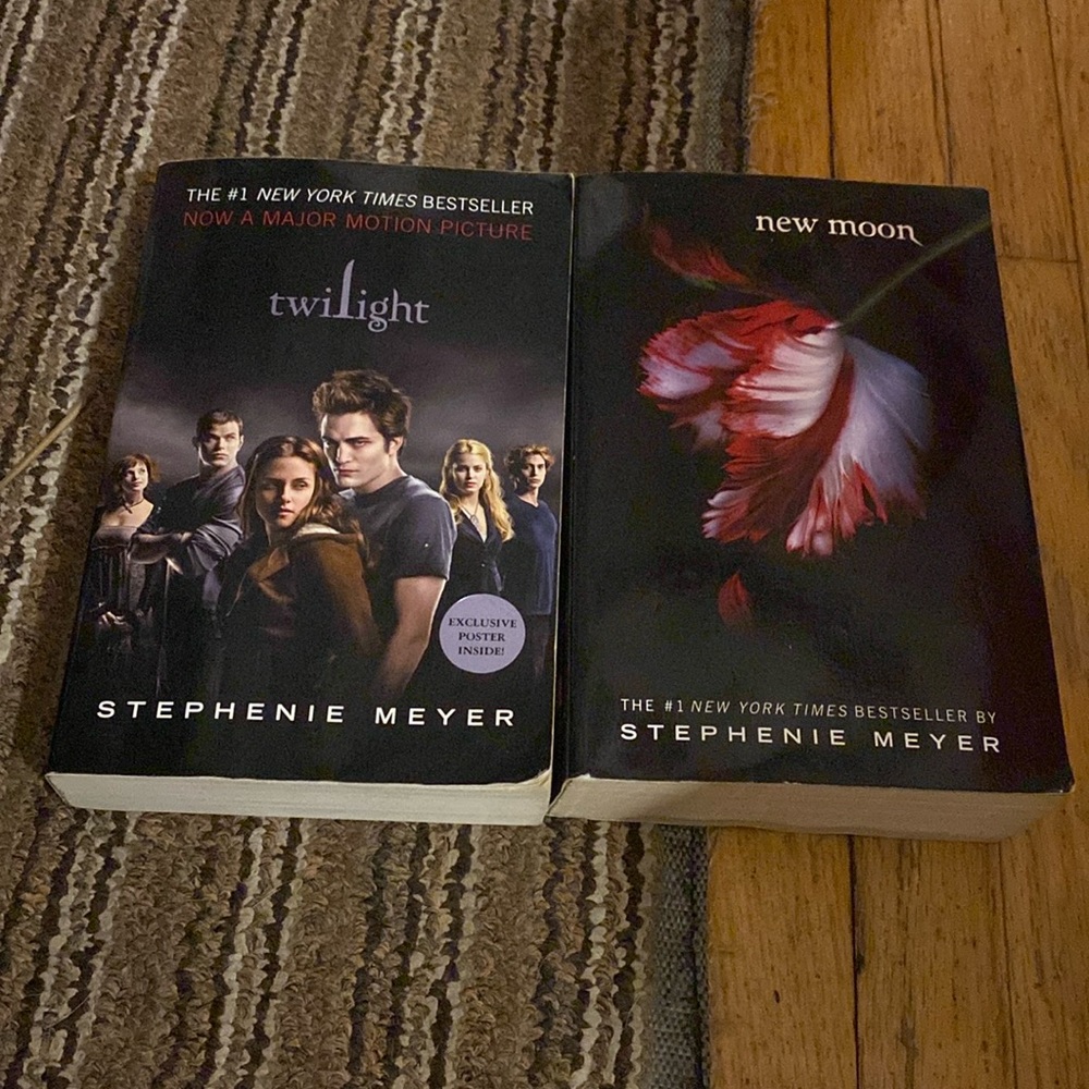 Stephenie Meyer Twilight & New Moon paperback book duo